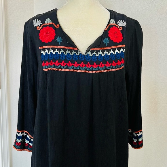 ROMEO + JULIET COUTURE 3/4-SLEEVE FLORAL EMBROIDERED TUNIC GAUZE MINI DRESS - Picture 2 of 11